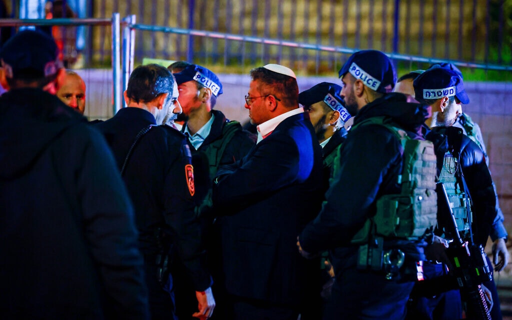 השר לביטחון לאומי איתמר בן-גביר בזירת הפיגוע בשכונת נווה יעקב בירושלים, 27 בינואר 2023 (צילום: Olivier Fitoussi/Flash90)