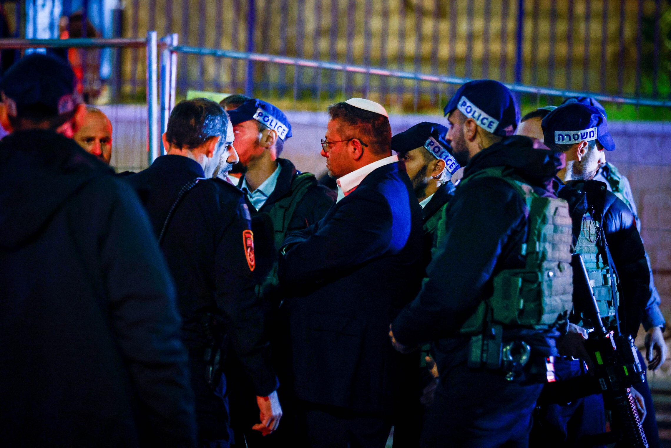השר לביטחון לאומי איתמר בן גביר בזירת הפיגוע בשכונת נווה יעקב בירושלים, 27 בינואר 2023 (צילום: Olivier Fitoussi/Flash90)