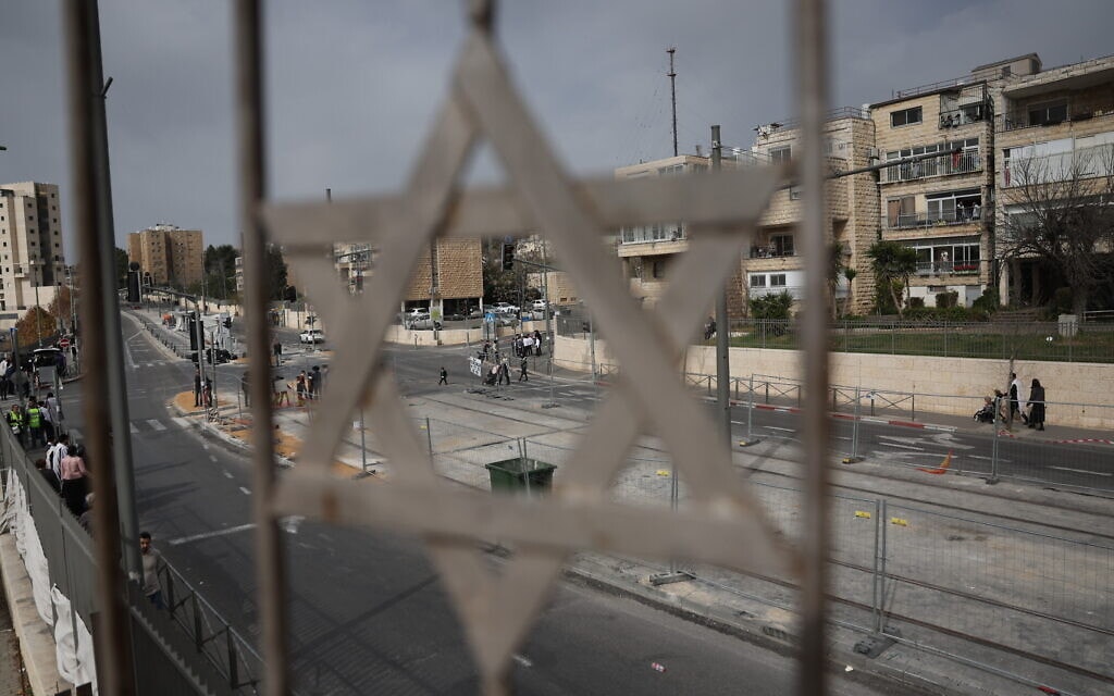 בית הכנסת בשכונת נוה יעקב בבוקר למחרת הפיגוע, 28 בינואר 2023 (צילום: יונתן זינדל/פלאש90)