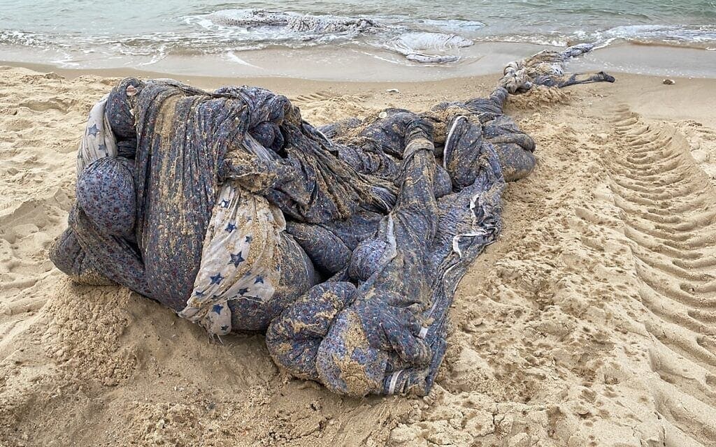 בדים שנפלטו מהמכולות לחוף הים באשקלון, 2 בינואר 2023 (צילום: מירית מלל-קשלס)