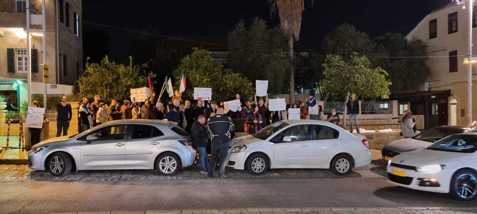 מפגינים נגד הממשלה מניפים דגלי פלסטין בחיפה (צילום: דוברות המשטרה)