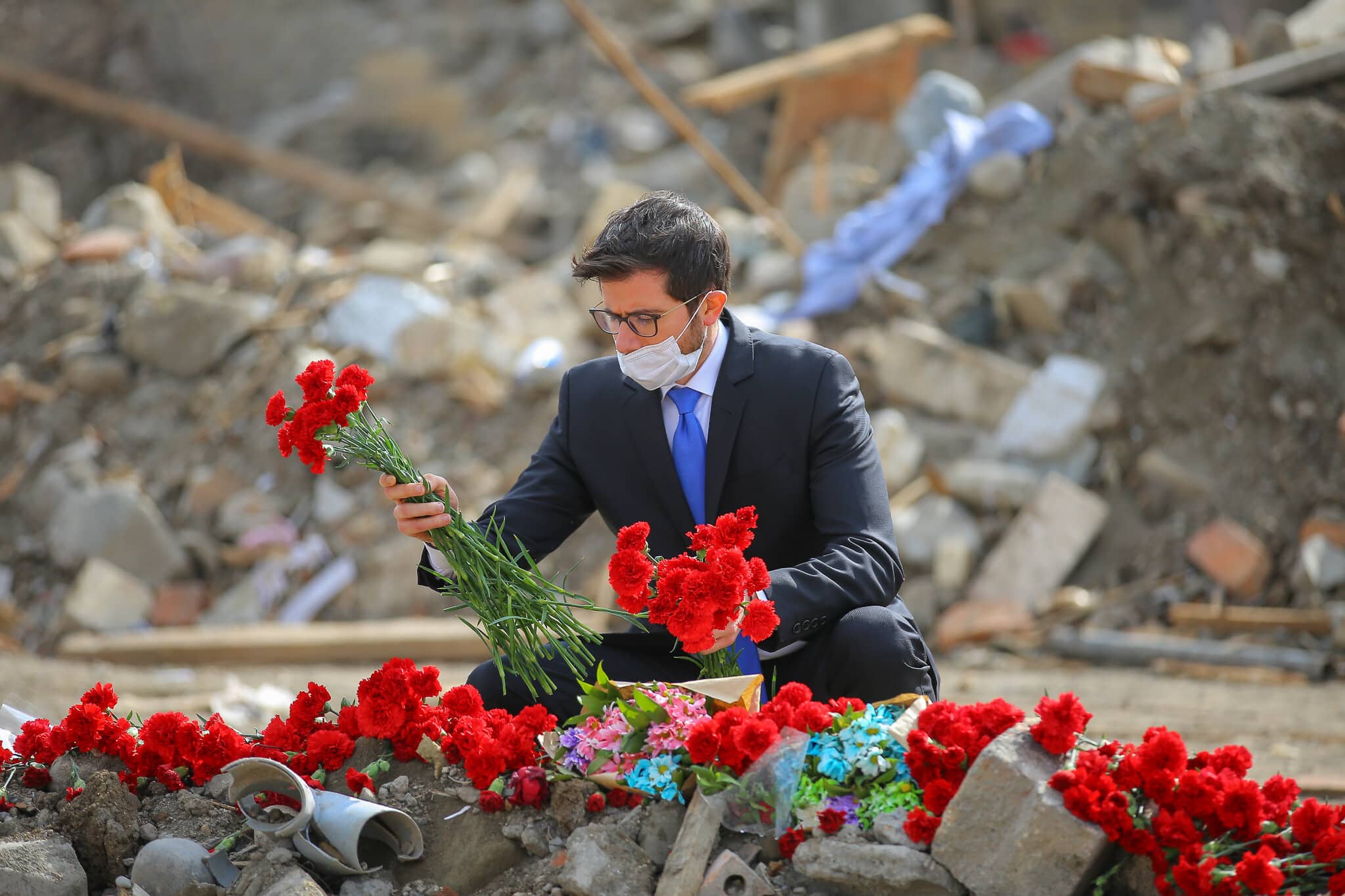 שגריר ישראל באזרבייג&#039;ן ג&#039;ורג&#039; דיק מניח פרחים ליד הריסות בניינים בעיר גנג&#039;ה אוקטובר 2020 (צילום: באדיבות שגרירות ישראל בבאקו)