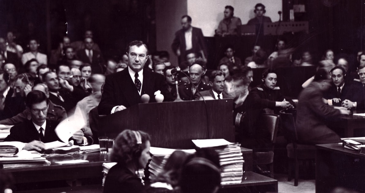 השופט רוברט ה. ג&#039;קסון בבית המשפט בנירנברג, 1945 (צילום: באדיבות Kino Lorber)