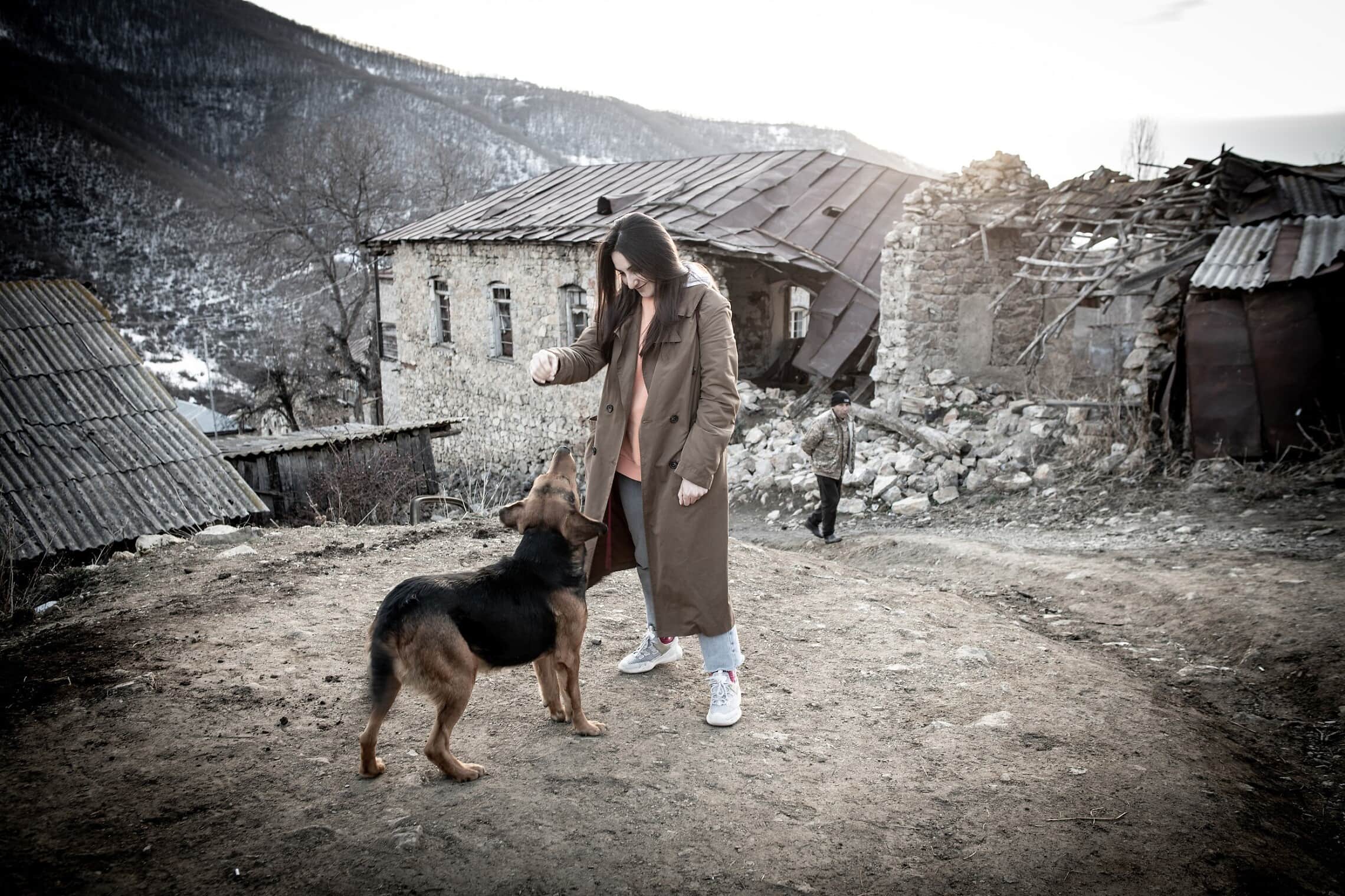 נלי אראקלייאן בכפר חצברד דצמבר 2020. חודש אחרי החתימה על הפסקת האש כבשו כוחות הקומנדו של אזרבייג&#039;ן את הכפר (צילום: גילעד שדה)