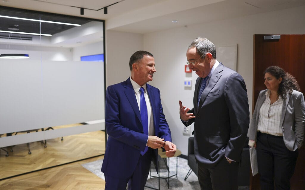יו"ר ועדת חוץ וביטחון ח"כ יולי אדלשטיין ושגריר ארה"ב בישראל תום ניידס. 11 בינואר 2023 (צילום: דוברות הכנסת – נועם מושקוביץ) יו"ר ועדת חוץ וביטחון ח"כ יולי אדלשטיין ושגריר ארה"ב בישראל תום ניידס. 11 בינואר 2023 (צילום: דוברות הכנסת – נועם מושקוביץ)