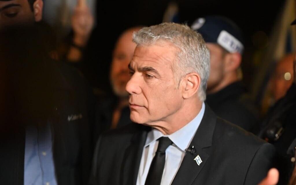 יו״ר האופוזיציה יאיר לפיד בהפגנה מול בית הנשיא, 28 בינואר 2023 (צילום: אלעד גוטמן) יו״ר האופוזיציה יאיר לפיד בהפגנה מול בית הנשיא, 28 בינואר 2023 (צילום: אלעד גוטמן)