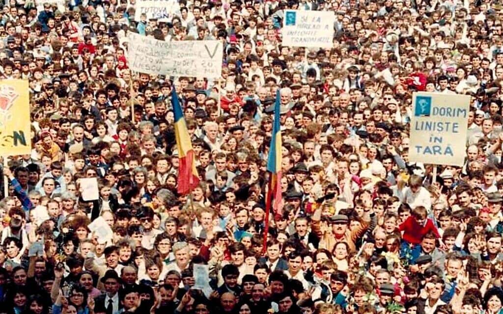 הפגנה פרו-דמוקרטית ברומניה, 1990 (צילום: דן פרי)
