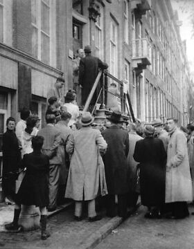יהודי אמסטרדם מנסים להיפגש עם חברים במועצה היהודית שמונתה על־ידי הנאצים בתקופת הכיבוש הגרמני (צילום: רשות הציבור)