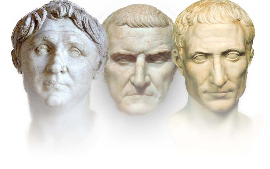 פסליהם של גאיוס יוליוס קיסר, מרקוס ליקיניוס קראסוס וגנאיוס פומפיוס מגנוס (צילום: Mary Harrsch, ויקיפדיה)