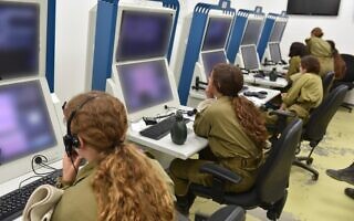 תצפיתניות בצה"ל. אילוסטרציה (צילום: דובר צה"ל) תצפיתניות בצה"ל. אילוסטרציה (צילום: דובר צה"ל)