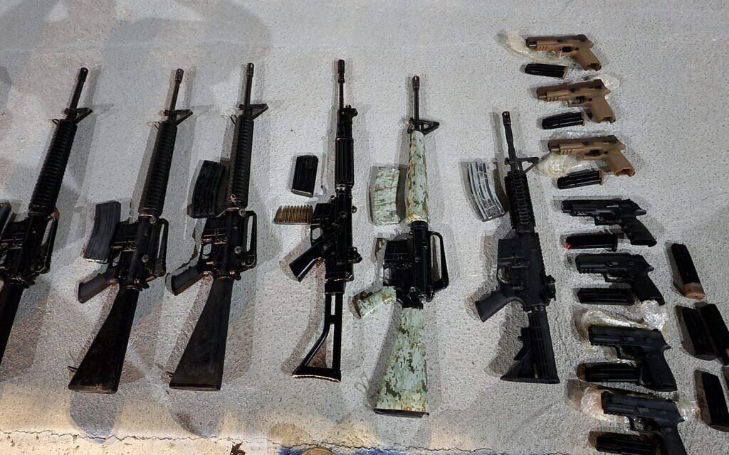 כלי נשק שנתפסו על ידי כוחות הביטחון ליד מושב נאות הכיכר בדרום הארץ, 20 ביוני 2022 (צילום: משטרת ישראל)