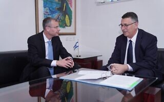 השר היוצא גדעון סער עם מחליפו יריב לוין במשרד המשפטים, 1 בינואר 2023 (צילום: מיכאל דימנשטיין, לע"מ) השר היוצא גדעון סער עם מחליפו יריב לוין במשרד המשפטים, 1 בינואר 2023 (צילום: מיכאל דימנשטיין, לע"מ)