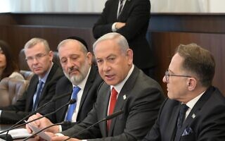 ראש הממשלה נתניהו בפתח ישיבת הממשלה לצד השרים אריה דרעי ויריב לוין, וראש הסגל צחי ברוורמן, 8 בינואר 2023 (צילום: עמוס בן גרשום/ לע"מ) ראש הממשלה נתניהו בפתח ישיבת הממשלה לצד השרים אריה דרעי ויריב לוין, וראש הסגל צחי ברוורמן, 8 בינואר 2023 (צילום: עמוס בן גרשום/ לע"מ)