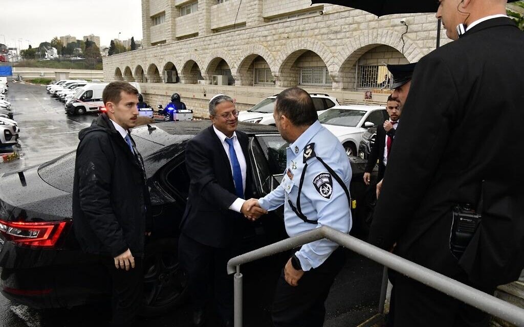 השר לביטחון לאומי איתמר בן גביר לוחץ את ידו של המפכ&quot;ל יעקב שבתאי במטה הארצי של המשטרה בירושלים, 9 בינואר 2023 (צילום: דוברות המשטרה)
