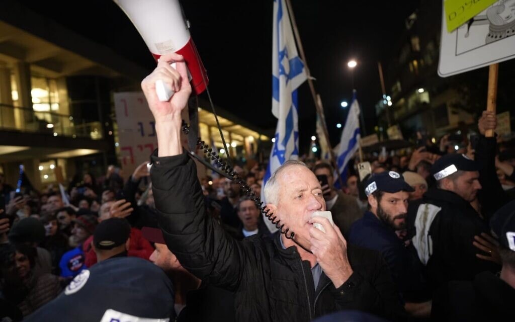 בני גנץ בכיכר הבימה בהפגנה נגד התוכנית לשנות את שיטת המשטר בישראל, 14 בינואר 2023 (צילום: אלעד מלכה)