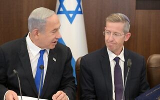 ראש הממשלה נתניהו לצד מזכיר הממשלה יוסי פוקס בישיבת הממשלה, 15 בינואר 2023 (צילום: עמוס בן גרשום/ לע"מ) ראש הממשלה נתניהו לצד מזכיר הממשלה יוסי פוקס בישיבת הממשלה, 15 בינואר 2023 (צילום: עמוס בן גרשום/ לע"מ)