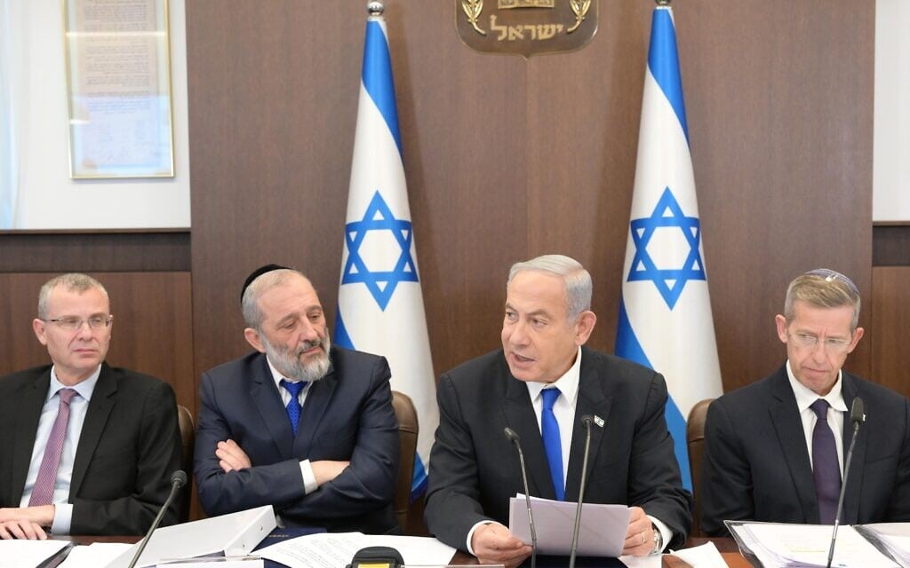 ראש הממשלה נתניהו לצד השר דרעי בישיבת הממשלה, 15 בינואר 2023 (צילום: עמוס בן גרשום/ לע"מ) ראש הממשלה נתניהו לצד השר דרעי בישיבת הממשלה, 15 בינואר 2023 (צילום: עמוס בן גרשום/ לע"מ)
