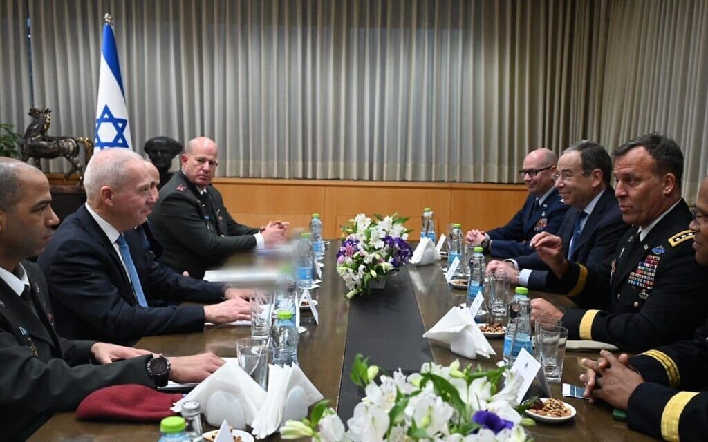 שר הביטחון יואב גלנט, בפגישה עם מפקד פיקוד המרכז של צבא ארה״ב הגנרל מייקל אריק קורילה, שגריר ארה״ב בישראל טום ניידס, נספח צה״ל בוושינגטון האלוף הדי זילברמן וראש אגף אסטרטגיה בצה״ל האלוף טל קלמן, 17 בינואר 2023 (צילום: אריאל חרמוני/ משרד הביטחון) שר הביטחון יואב גלנט, בפגישה עם מפקד פיקוד המרכז של צבא ארה״ב הגנרל מייקל אריק קורילה, שגריר ארה״ב בישראל טום ניידס, נספח צה״ל בוושינגטון האלוף הדי זילברמן וראש אגף אסטרטגיה בצה״ל האלוף טל קלמן, 17 בינואר 2023 (צילום: אריאל חרמוני/ משרד הביטחון)