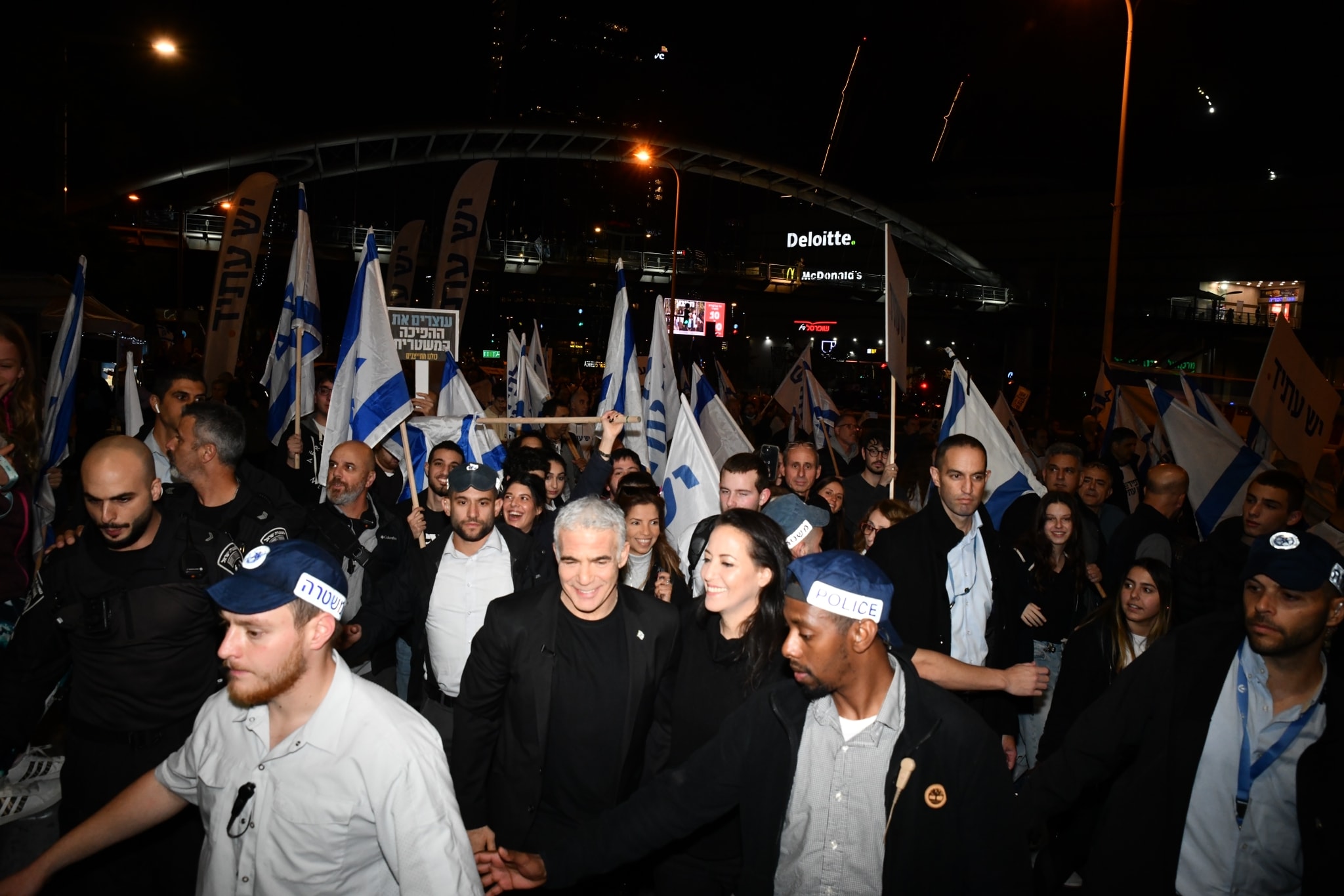 יאיר לפיד ואשתו ליהיא בהפגנה בתל אביב נגד השינויים במערכת המשפט, 21 בינואר 2023 (צילום: אלעד גוטמן)