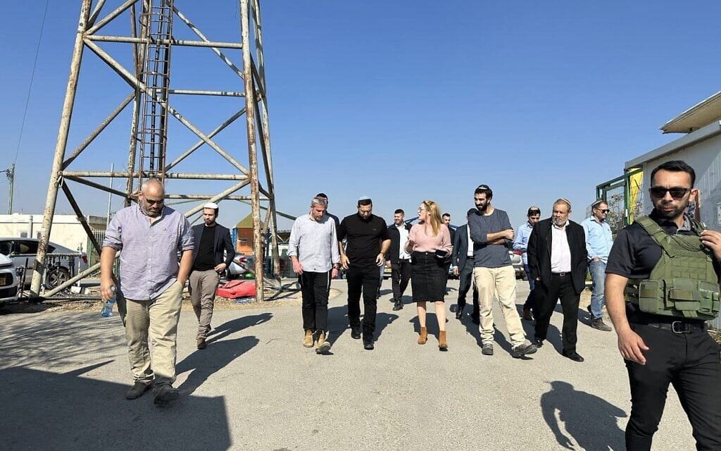 השר יצחק וסרלאוף בסיור בדרום הר חברון. 24 בינואר 2023 (צילום: דוברות יצחק וסרלאוף) השר יצחק וסרלאוף בסיור בדרום הר חברון. 24 בינואר 2023 (צילום: דוברות יצחק וסרלאוף)