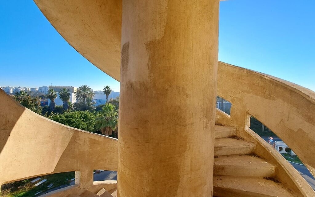 המדרגות במגדל הספירלה בצפון תל אביב (צילום: מיכאל יעקובסון)