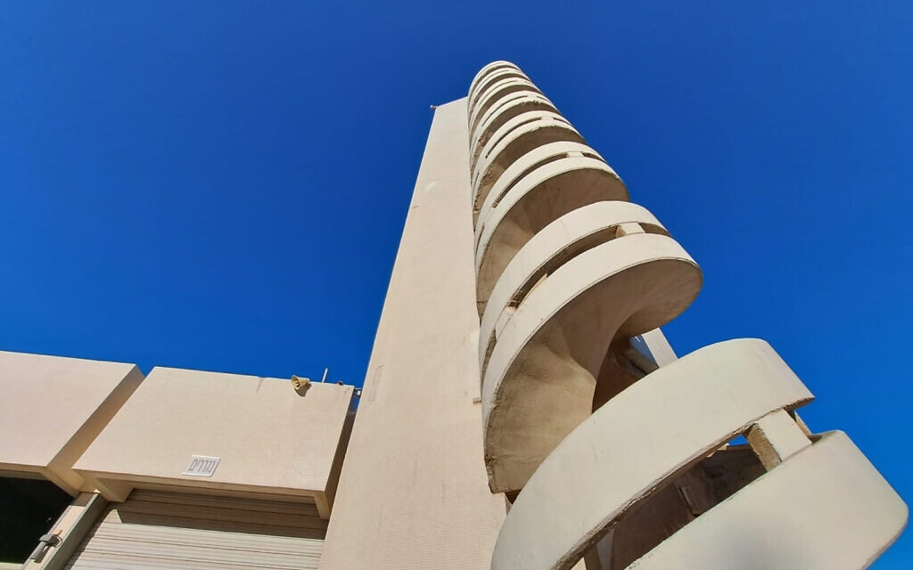 מגדל הספירלה במתחם מכבי האש בצפון תל אביב (צילום: שירי שריג ושלומי וולמן)