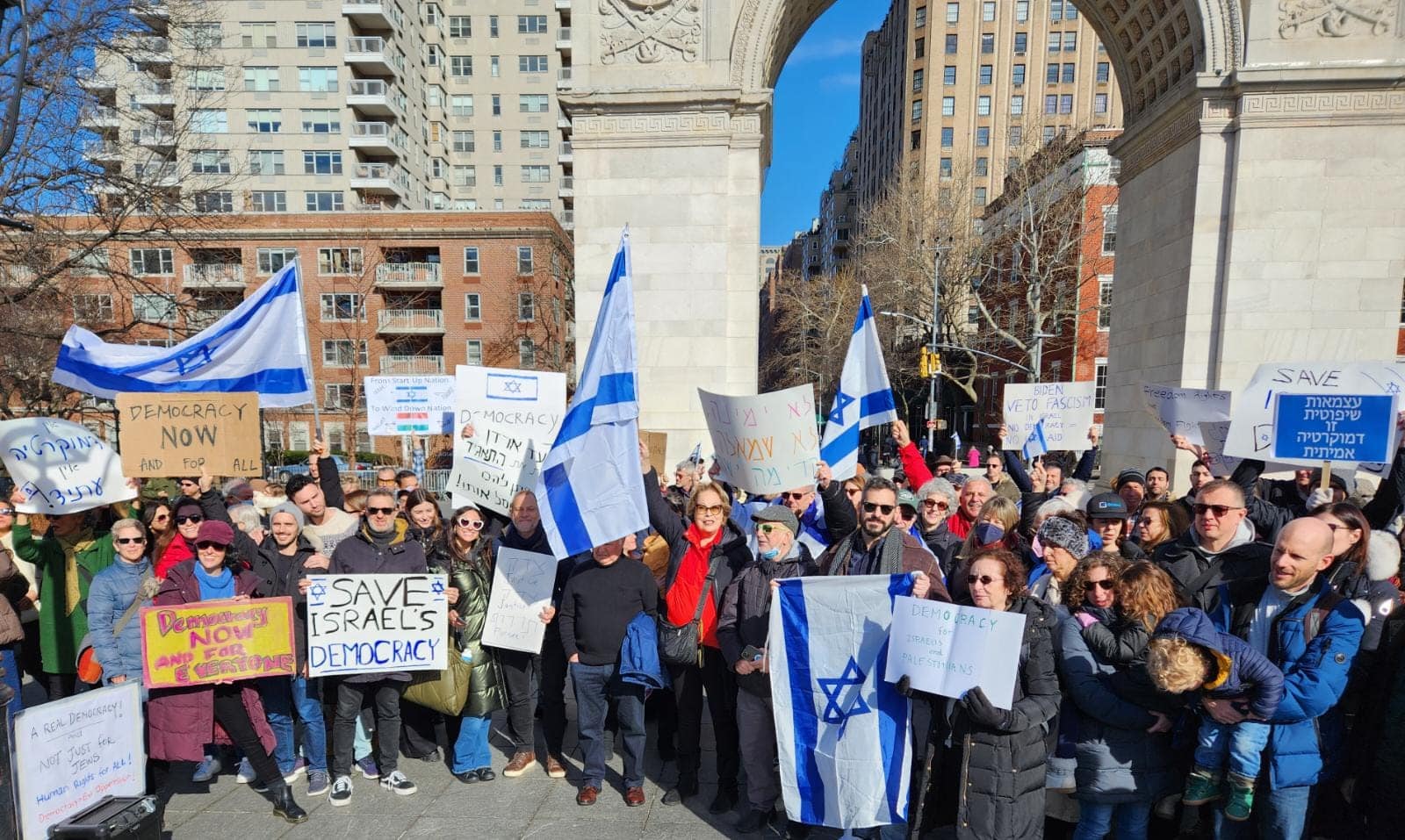 ישראלים ויהודים אמריקאיים הפגינו למען הדמוקרטיה הישראלית בכיכר וושינגטון בניו יורק, 28 בינואר 2023 (צילום: שני גרנות-לובטון)