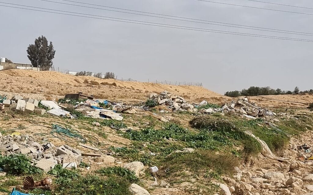 פסולת מושלכת בשטחים פתוחים בנגב (צילום: רשות מקרקעי ישראל)