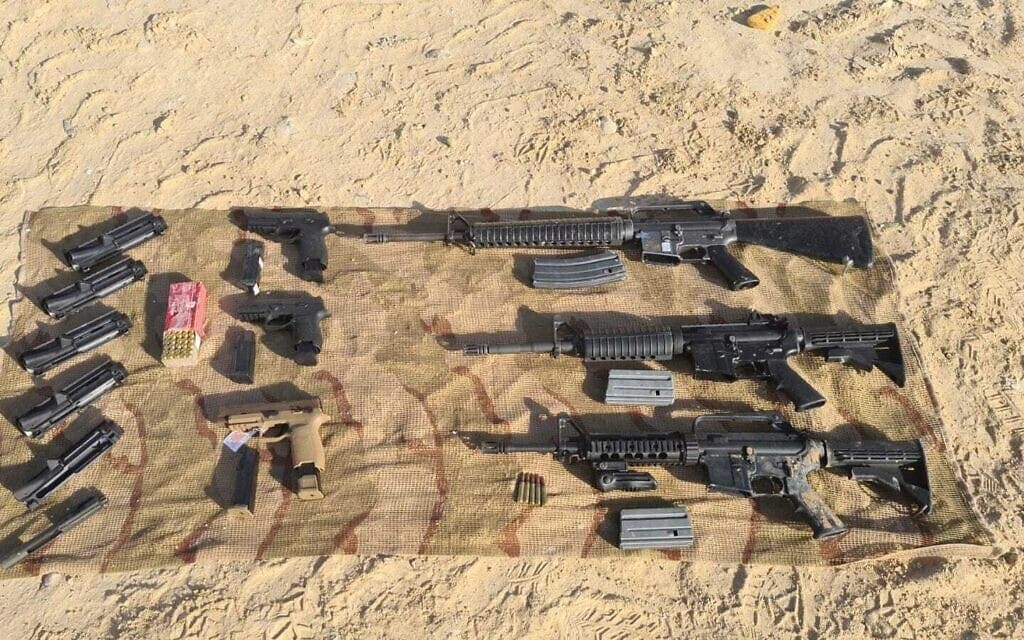 כלי נשק שנתפסו על ידי חיילי צה&quot;ל במהלך ניסיון הברחה בגבול ירדן, ליד ים המלח, 22 במאי 2022 (צילום: דובר צה&quot;ל)