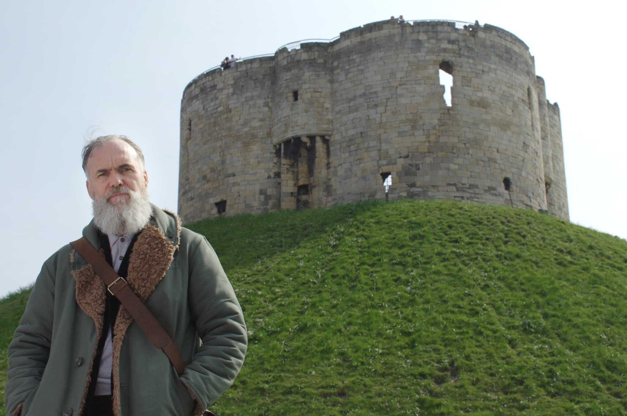 יוצר הקולנוע דיוויד וילקינסון בטירה ביורק, שם נרצחה כל הקהילה היהודית ב־1190 (צילום: באדיבות המצולם)