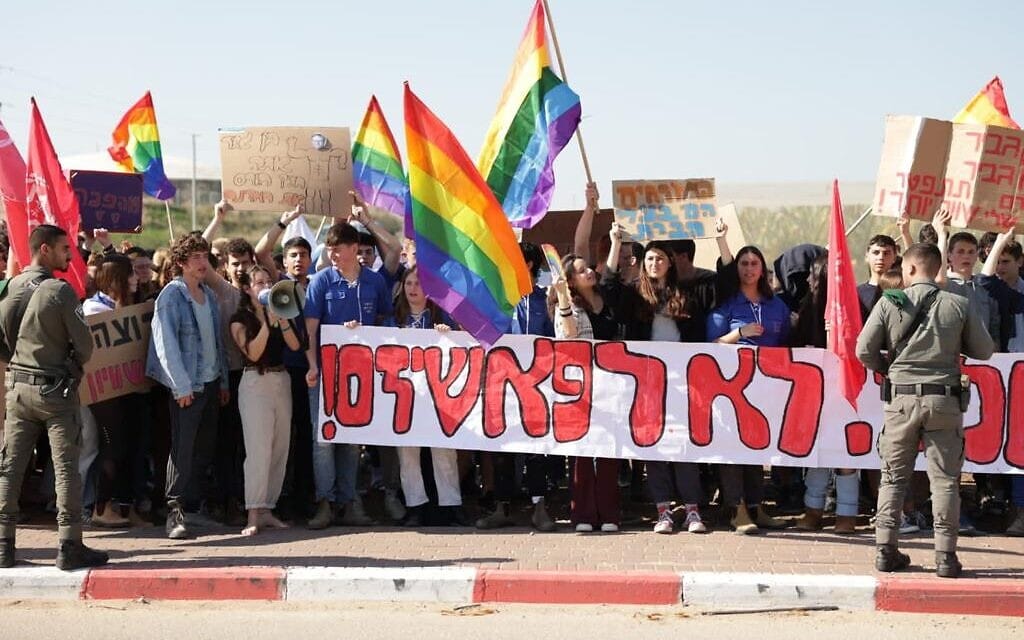 חניכי כפר הנוער צפית מפגינים נגד השר איתמר בן גביר בכניסה לכפר מנחם, 18 בינואר 2023 (צילום: מעין בר)