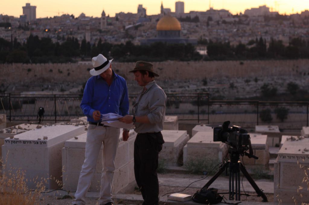 ד&quot;ר סיימון סבאג מונטיפיורי על הר הזיתים במהלך צילומי סדרה ל־BBC המבוססת על ספרו &quot;ירושלים: הביוגרפיה&quot; (צילום: באדיבות המצולם)