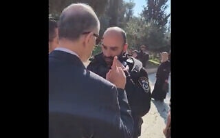 תקרית המאבטח שעצר את שגריר ירדן בהר הבית, צילום מסך מסרטון שהעלה ג'קי חוגי לטוויטר תקרית המאבטח שעצר את שגריר ירדן בהר הבית, צילום מסך מסרטון שהעלה ג'קי חוגי לטוויטר