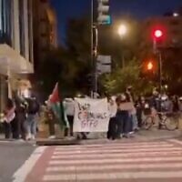 הפגנה פרו פלסטינית מול אוניברסיטת ג'ורג' וושינגטון, צילום מסך מסרטון שעלה בטוויטר של StopAntisemites