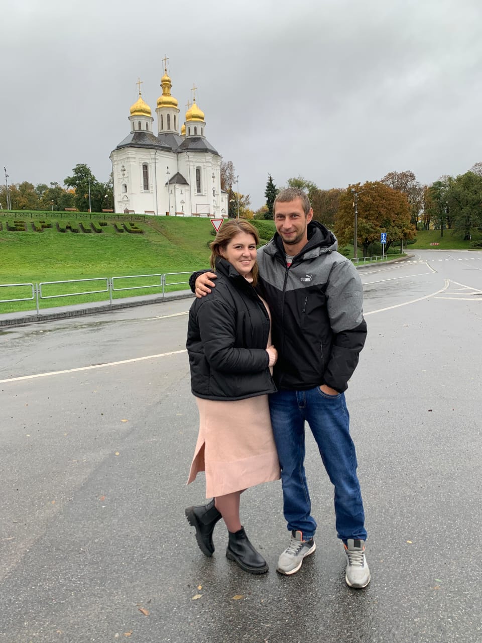 קטיה צ&#039;כובה עם בעלה באוקראינה, נובמבר 2022 (צילום: באדיבות קטיה צ&#039;כובה)