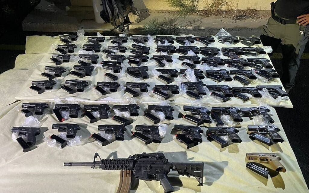 כלי נשק שנתפסו על ידי כוחות הביטחון בבקעת הירדן, , 3 באוקטובר 2022 (צילום: משטרת ישראל)