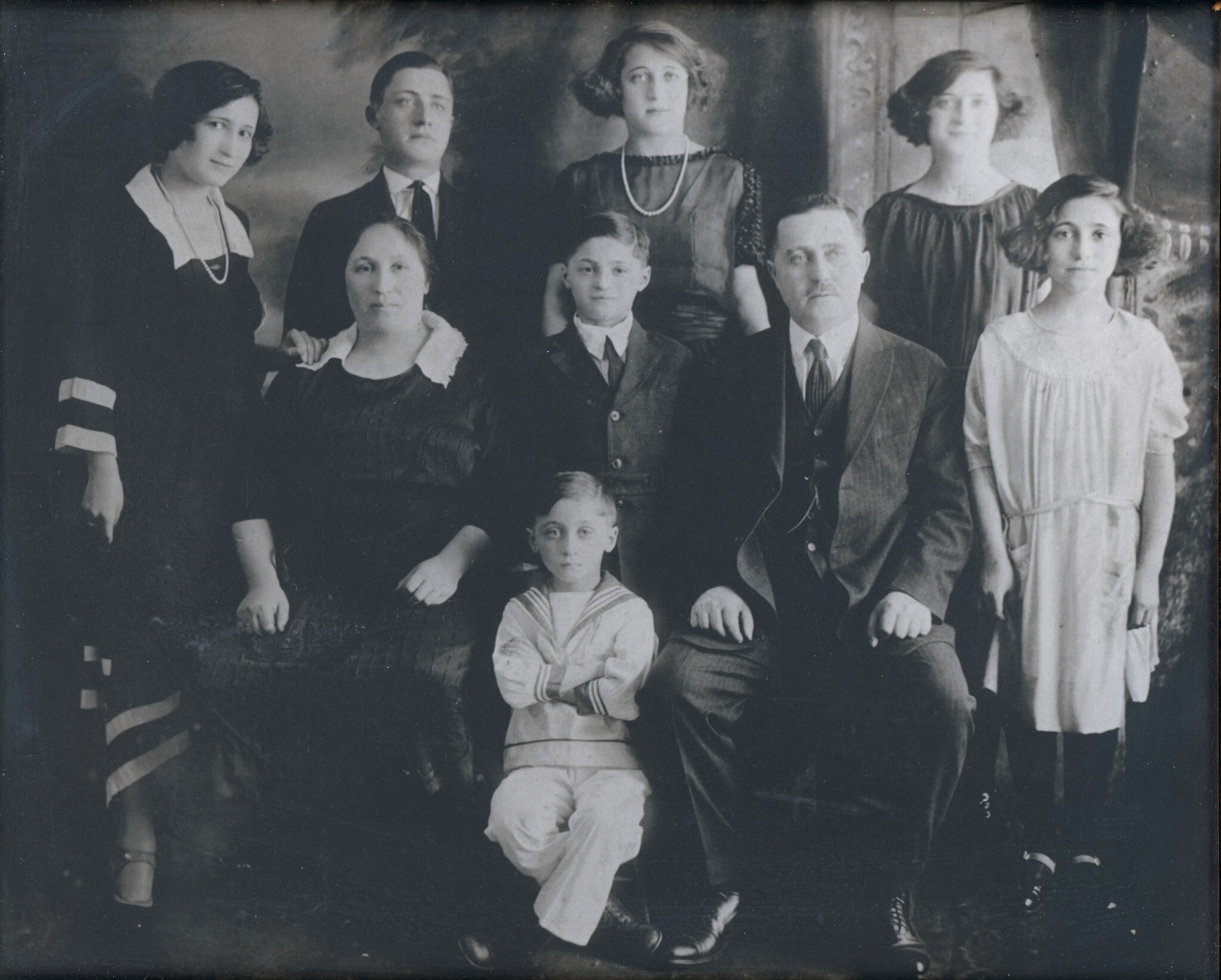 סבה וסבתה של לטי קוטין פוגרבין מצד אימה ג&#039;ני ונתן הלפרן, עם ילדיהם, בסביבות 1919 (צילום: באדיבות לטי קוטין פוגרבין)