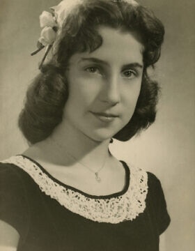 לטי קוטין פוגרבין בבת המצווה שלה, פברואר 1952 (צילום: באדיבות לטי קוטין פוגרבין)