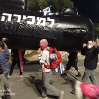 איל זך וחבריו נושאים את הצוללת בהפגנה בבלפור (צילום: באדיבות המצולם)