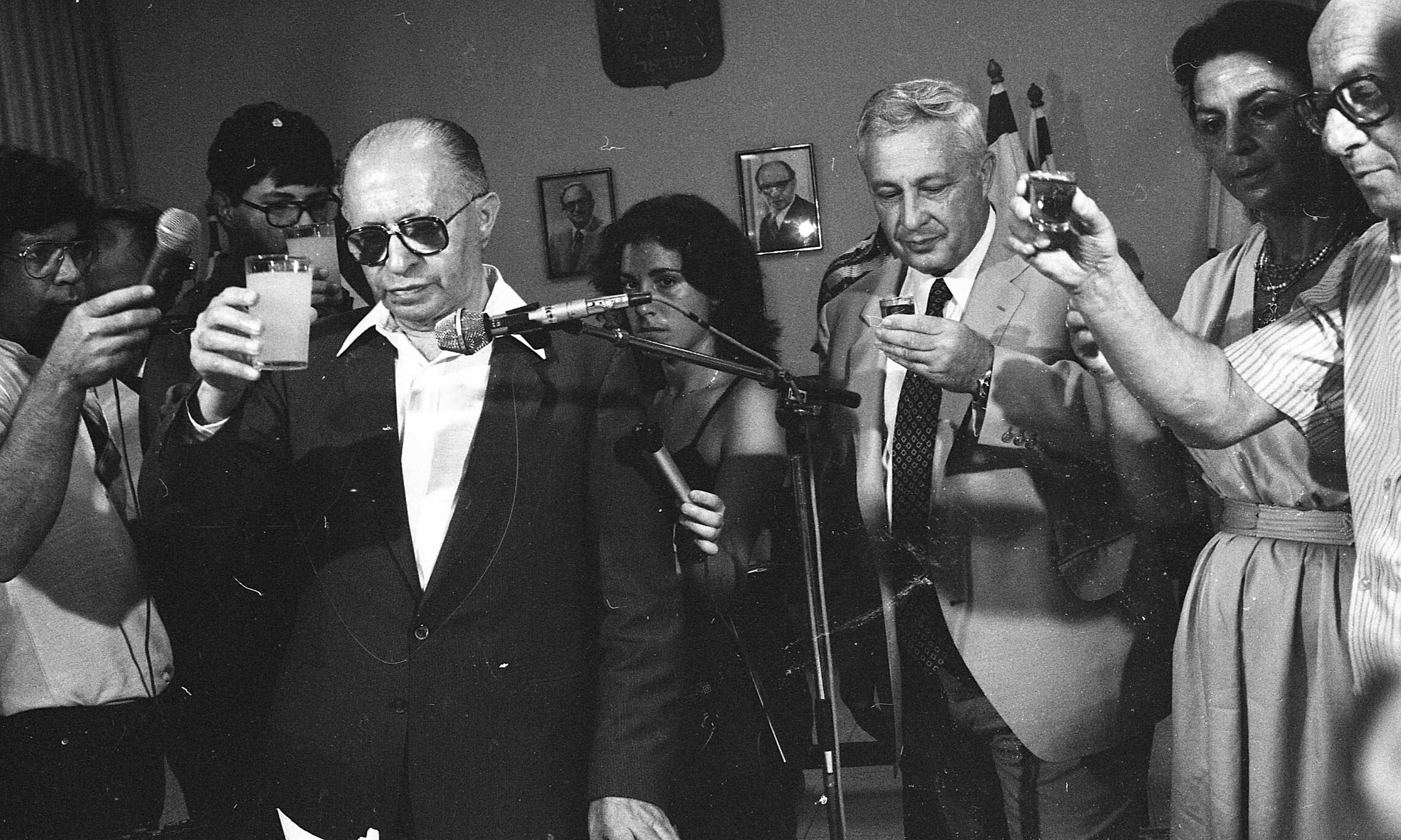 אריאל שרון בעת שמונה לשר הביטחון, עם ראש הממשלה מנחם בגין, 6 באוגוסט 1981 (צילום: ארכיון דן הדני, הספרייה הלאומית)