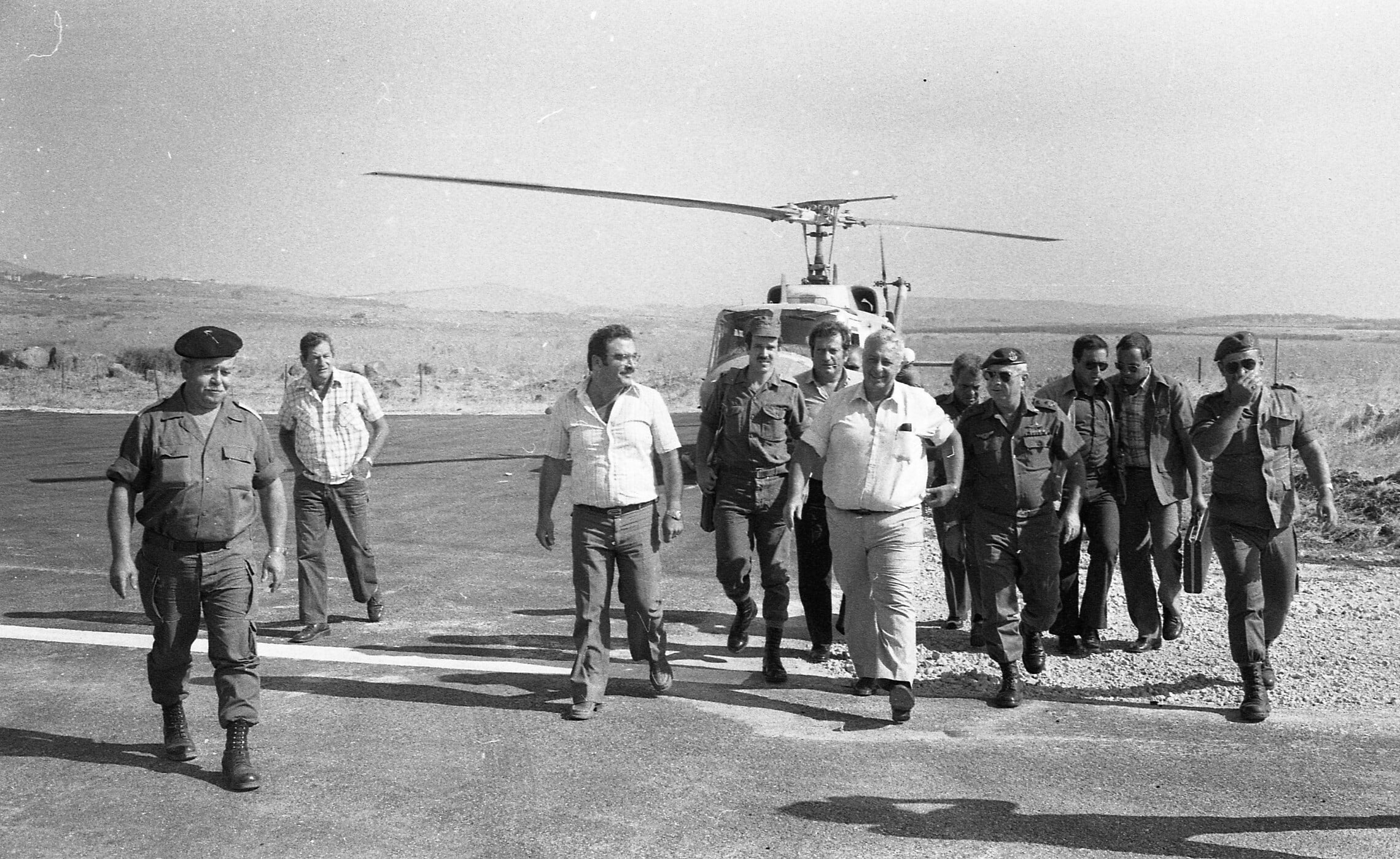 שר הביטחון אריאל שרון מגיע לביקור בקריית שמונה ב-17 באוגוסט 1981 (צילום: יוסי אלמקייס, ארכיון דן הדני, הספרייה הלאומית)