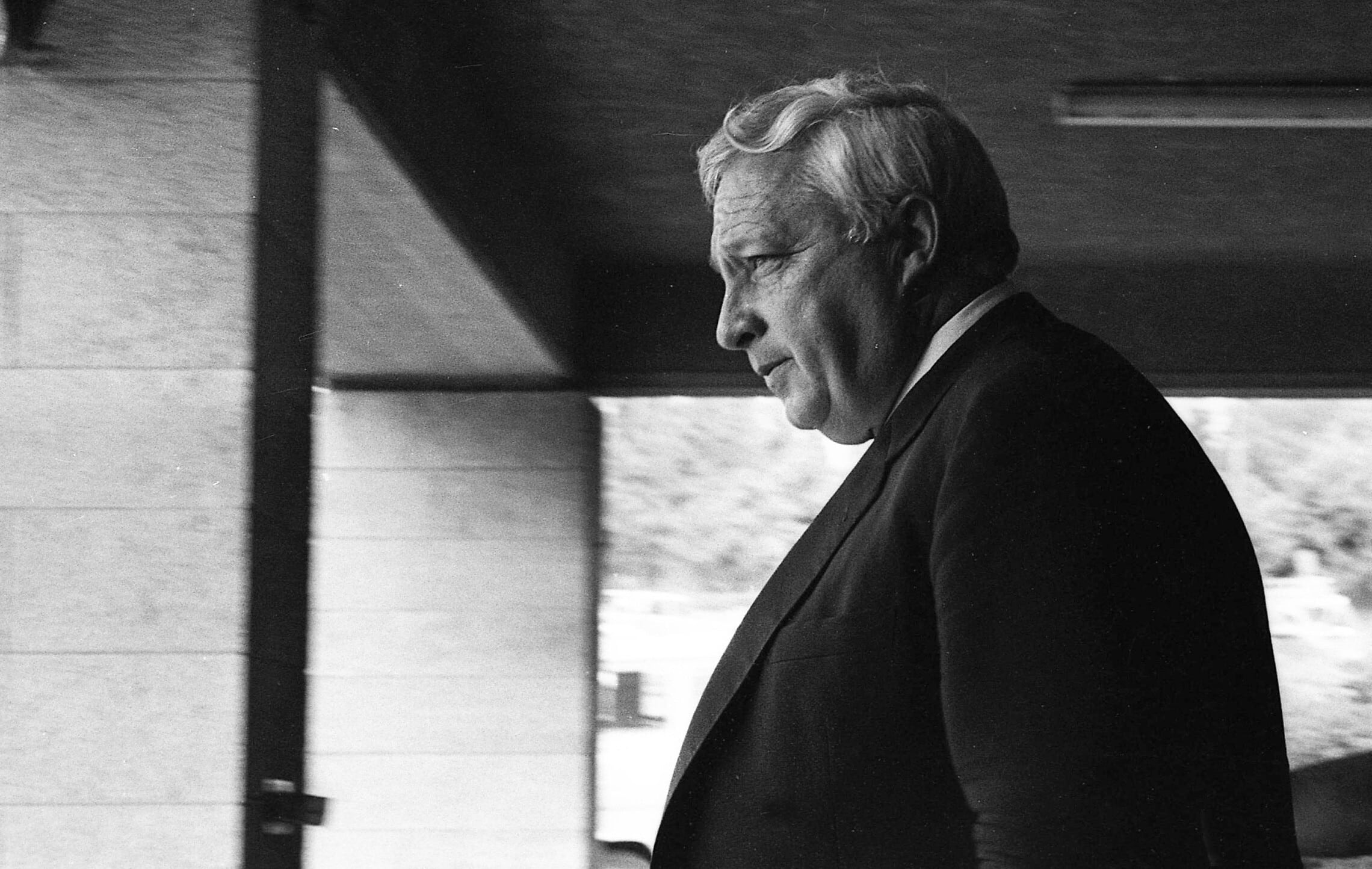 שר הביטחון אריאל שרון יוצא ממשרד ראש הממשלה, 12 ביוני 1983 (צילום: IPPA, ארכיון דן הדני, הספרייה הלאומית)