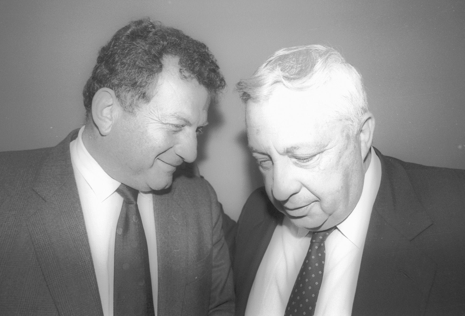 אריאל שרון ואלי לנדאו ב-1987 (צילום: שאול רחמים, ארכיון דן הדני, הספרייה הלאומית)
