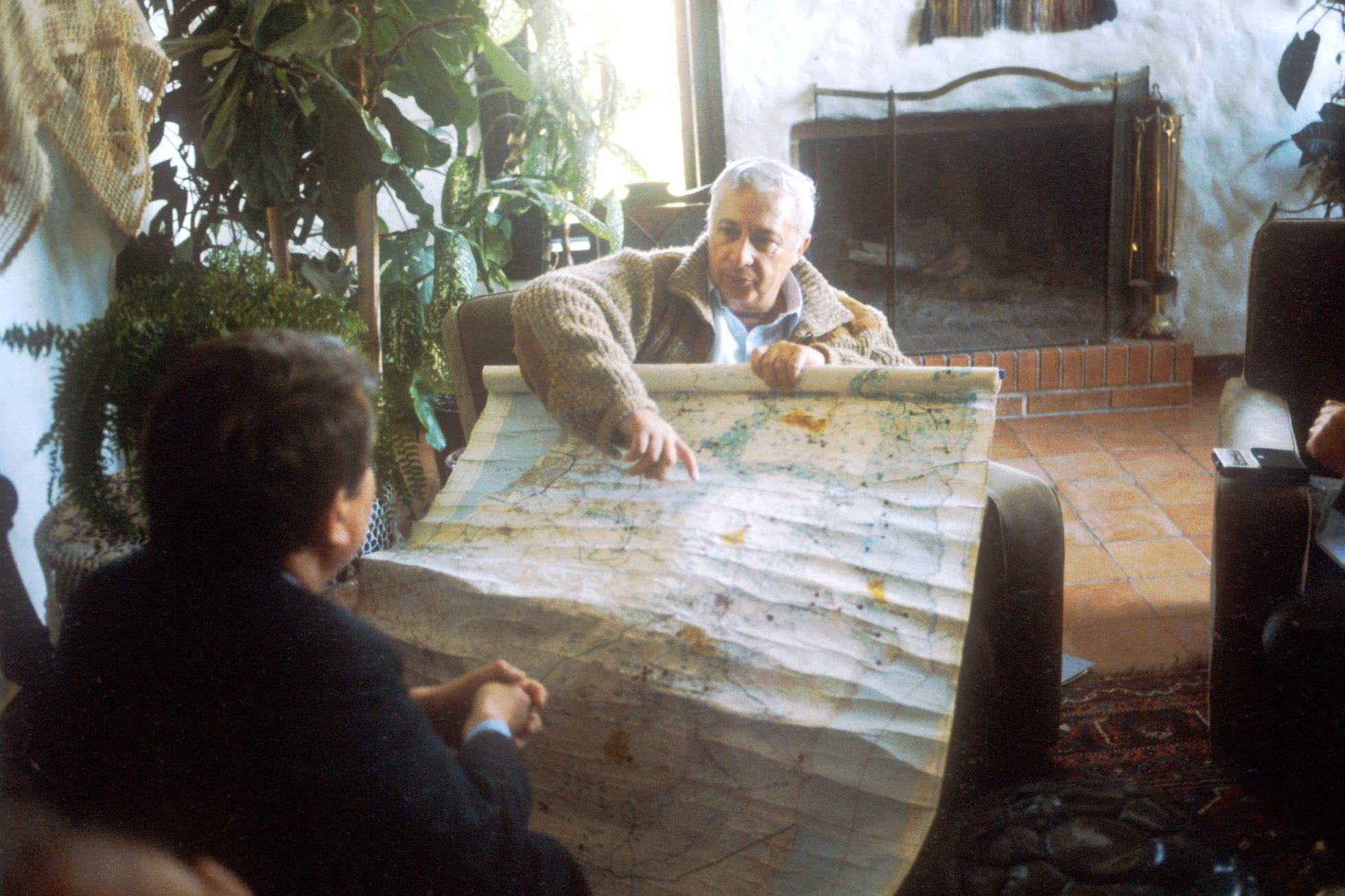 אריאל שרון ב-1984 עם מפת ארץ ישראל ותוכניותיו להרחבת ההתנחלויות (צילום: IPPA, ארכיון דן הדני, הספרייה הלאומית)