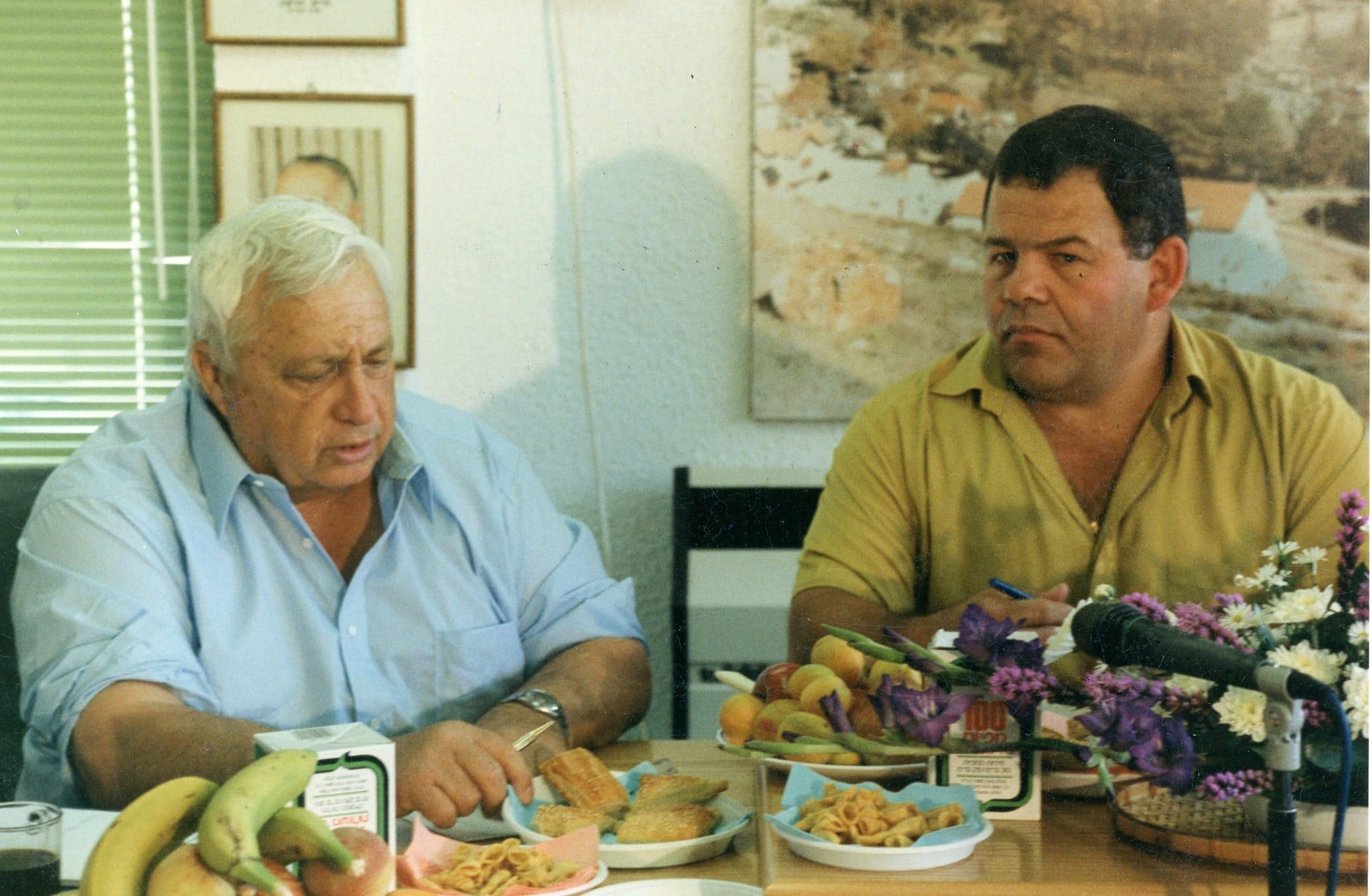 ראש עיריית קריית שמונה פרוספר אזרן עם אריאל שרון בשנות השמונים (צילום: עמוד הפייסבוק של פרוספר אזרן)