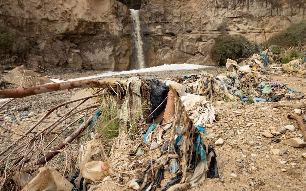 הררי פסולת שנפלטו מנחל קדרון בעקבו הסופה, פברואר 2023 (צילום: נעה רטינסקי,)