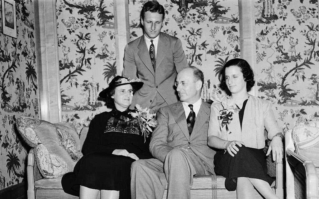 משפחת מורגנטאו ב-1938, משמאל: מרסלה מורגנטאו, שר האוצר הנרי מורגנטאו, הבת ג'ואן ועומד הבן רוברט. (צילום: AP Photo)