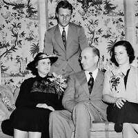 משפחת מורגנטאו ב-1938, משמאל: מרסלה מורגנטאו, שר האוצר הנרי מורגנטאו, הבת ג'ואן ועומד הבן רוברט. (צילום: AP Photo)