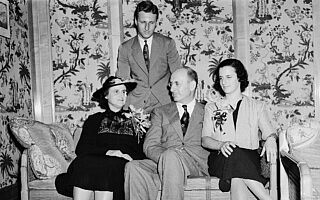 משפחת מורגנטאו ב-1938, משמאל: מרסלה מורגנטאו, שר האוצר הנרי מורגנטאו, הבת ג'ואן ועומד הבן רוברט. (צילום: AP Photo) משפחת מורגנטאו ב-1938, משמאל: מרסלה מורגנטאו, שר האוצר הנרי מורגנטאו, הבת ג'ואן ועומד הבן רוברט. (צילום: AP Photo)