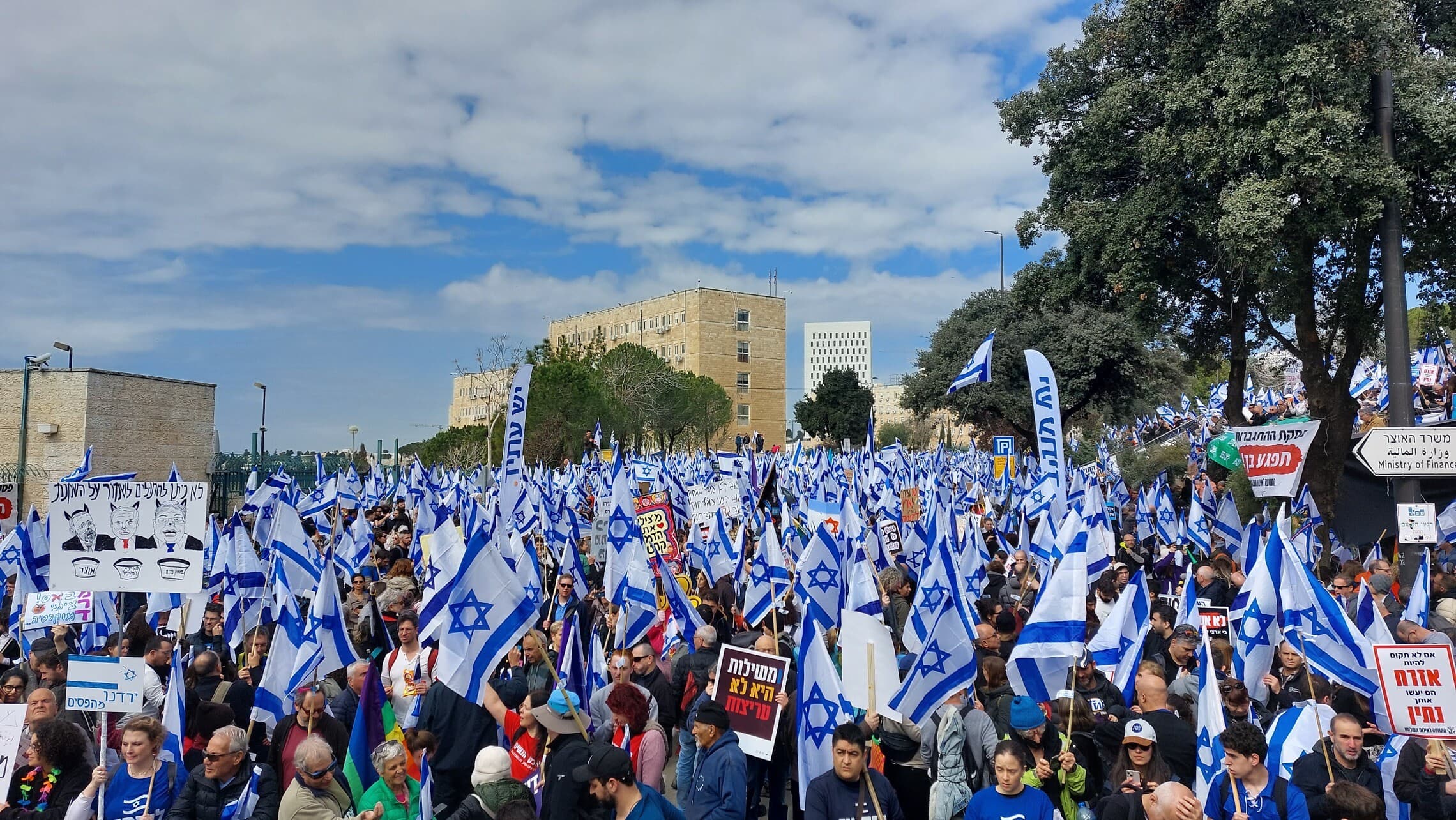 הפגנת ענק מול משכן הכנסת נגד ההפיכה המשפטית, 13 בפברואר 2023 (צילום: עומר שרביט)